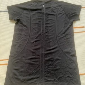 Lululemon SwiftlyTech short sleeve shirt size 12. Great condition.